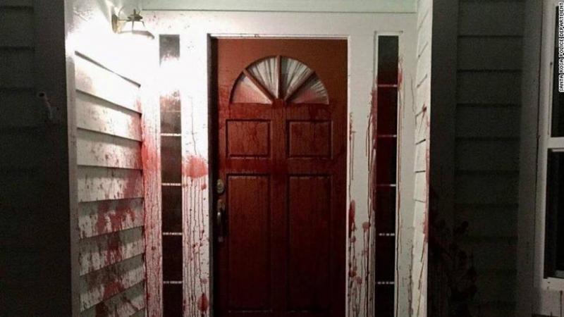 αίμα γουρουνιού σε πόρτα σπιτιού
