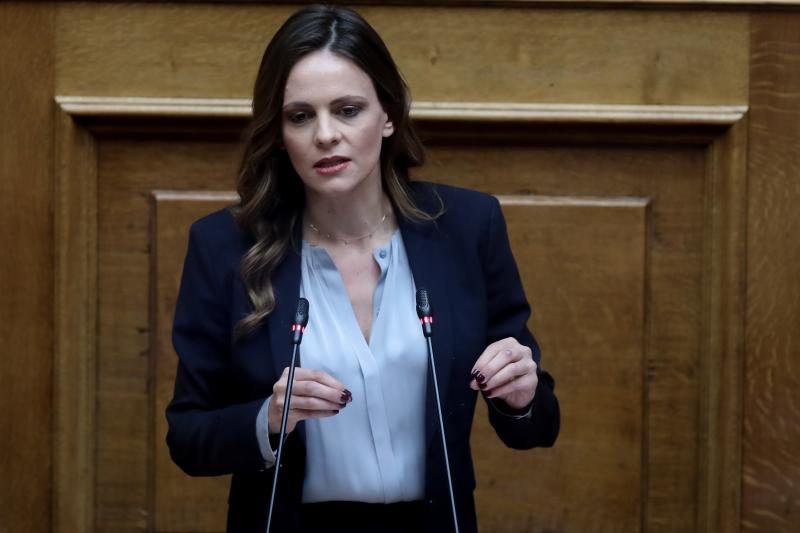 Η Έφη Αχτσιόγλου στη βουλή