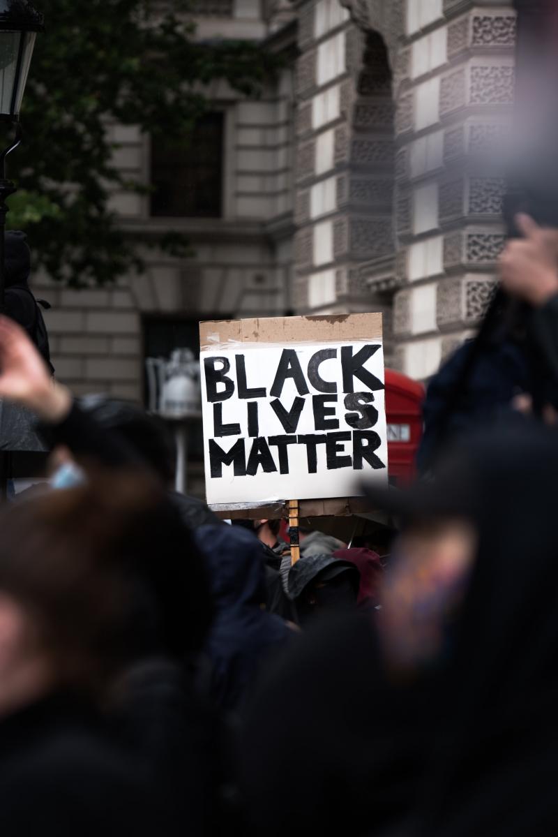 πλακάτ που γράφει «Black Lives Matter»