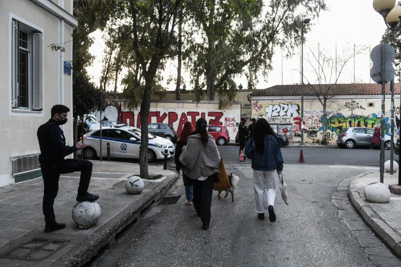 κόσμος και αστυνομία στον δρόμο