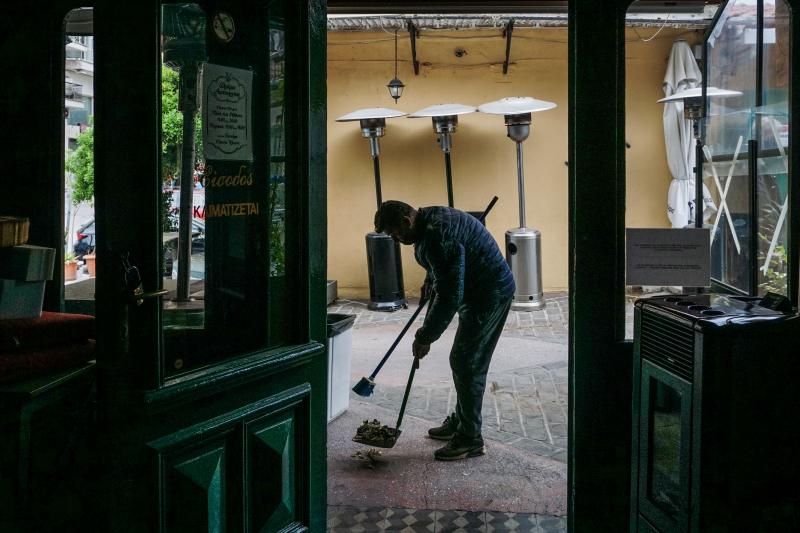 άνδρας που σκουπίζει μαγαζί