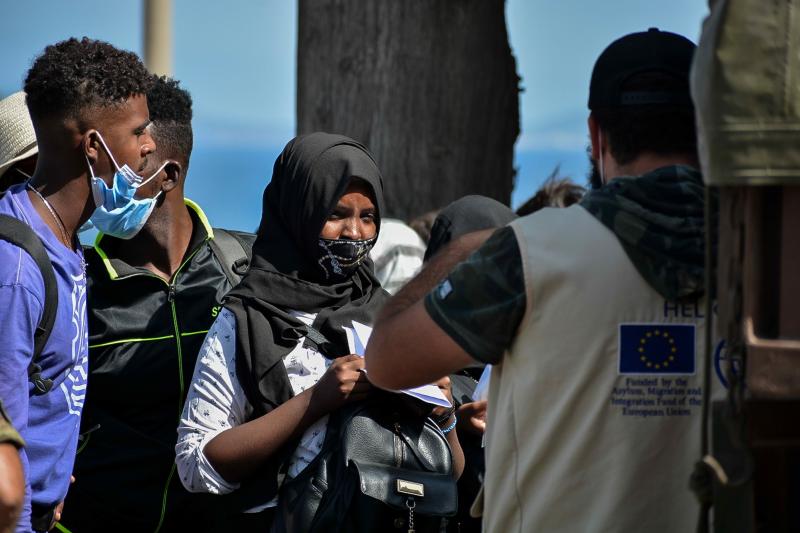 πρόσφυγες από δομή στη Μυτιλήνη