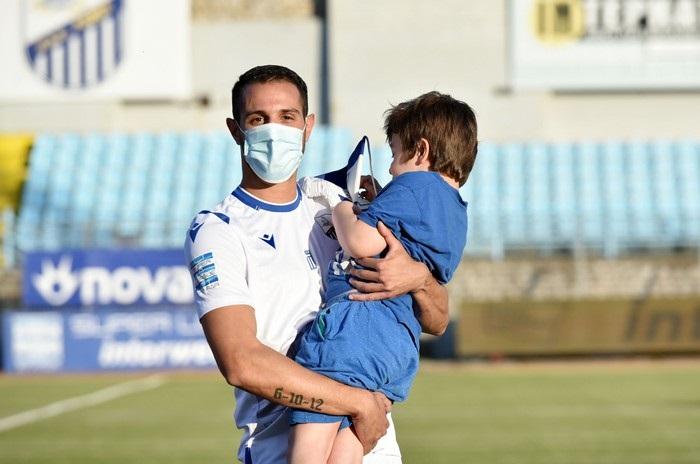 Ο αρχηγός της Λαμία με τον μικρό Αλέξανδρο