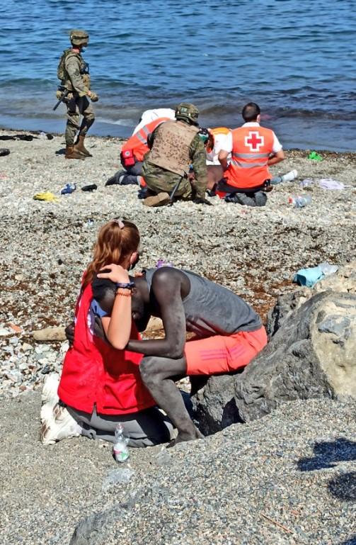 Θύματα απεγκλωβίζονται από τη θάλασσα