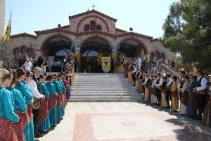Η νέα γενιά των ποντίων με παραδοσιακές στολές έξω από το Ναό της Μεταμορφώσεως του Σωτήρος Ελληνικού