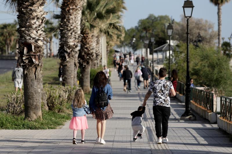 Βόλτα από γονείς με τα παιδιά τους