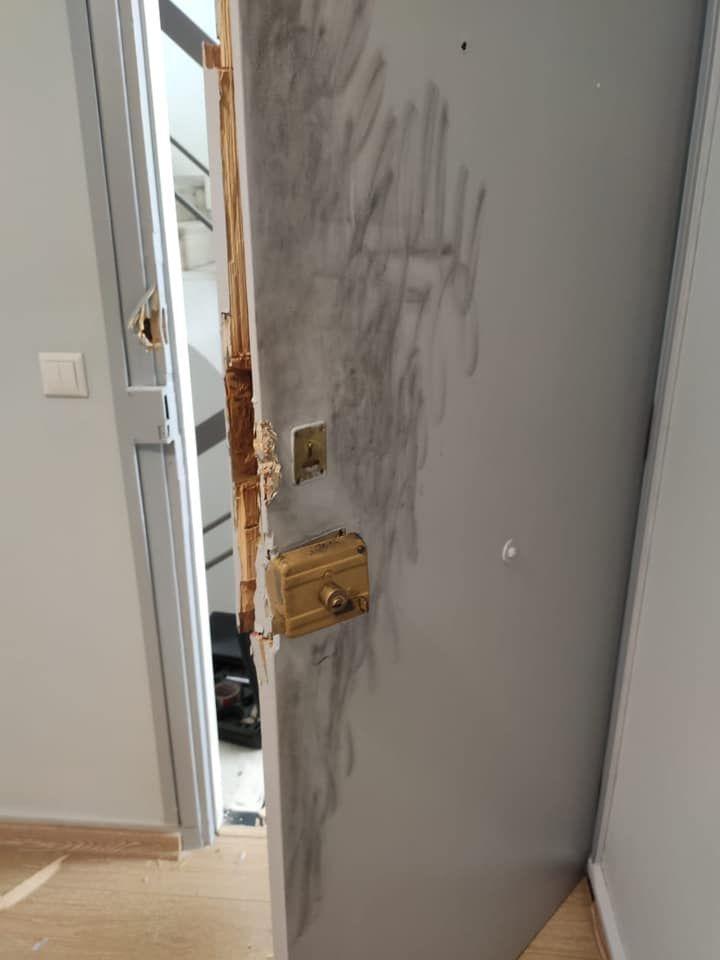 Πόρτα γραφείου Ευκλείδη Τσακαλώτου