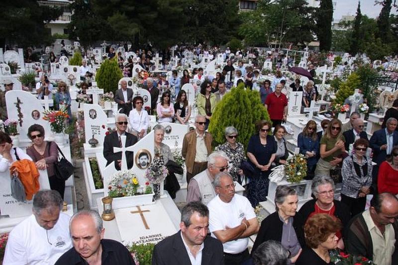 Το κοιμητήριο γεμάτο κόσμο σε πρόσφατη αναβίωση του εθίμου