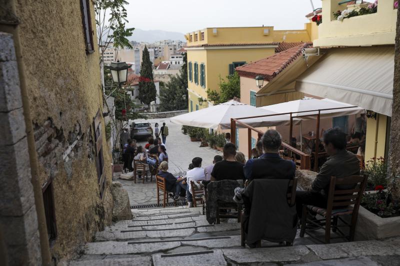 Τουρίστες που κάθονται σε μαγαζί