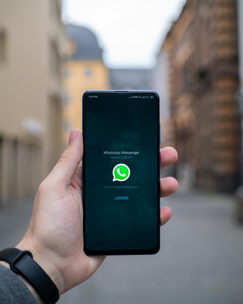 κινητό με whatsapp