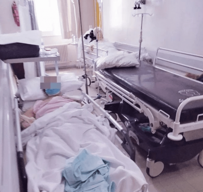 Ασθενείς πάνω σε κρεβάτια νοσοκομείου