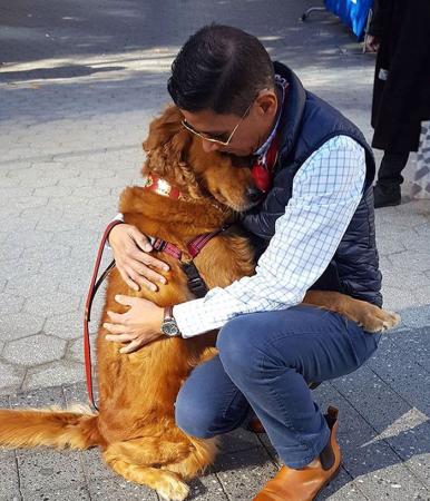 σκυλάκι αγκαλιάζει περαστικούς 