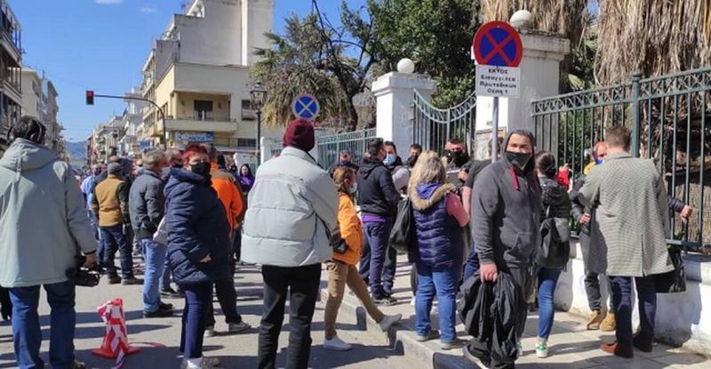 Προπηλάκισαν τον στυγερό δολοφόνο