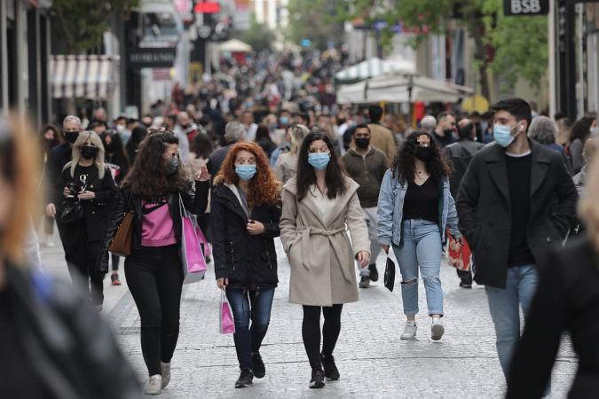 Πολίτες κάνουν τις αγορές τους στην Ερμού