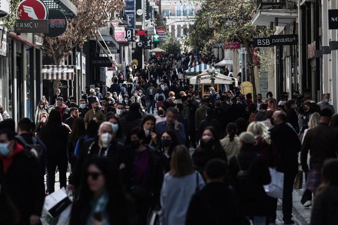 Πολίτες κάνουν τις αγορές τους στην Ερμού