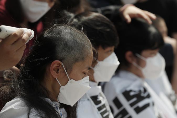 Ξύρισαν το κεφάλι τους για να διαμαρτυρηθούν για το νερό της Φουκουσίμα