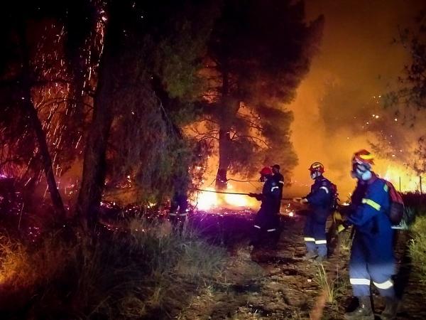 Πυροσβέστες παλεύουν με τις φλόγες