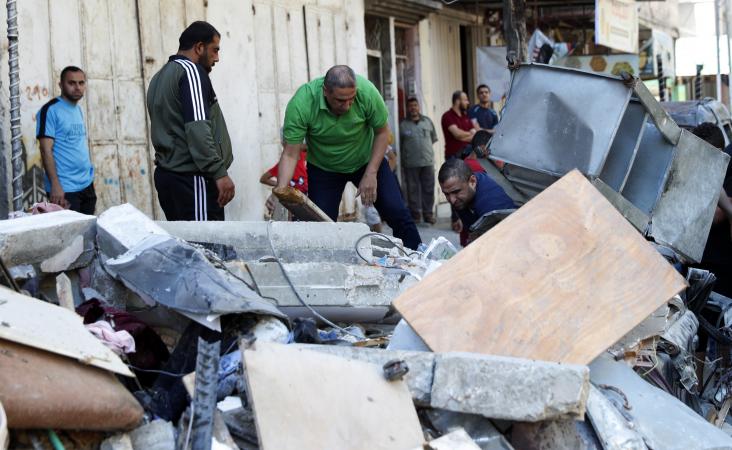 κόσμος στα ερείπια στη Γάζα