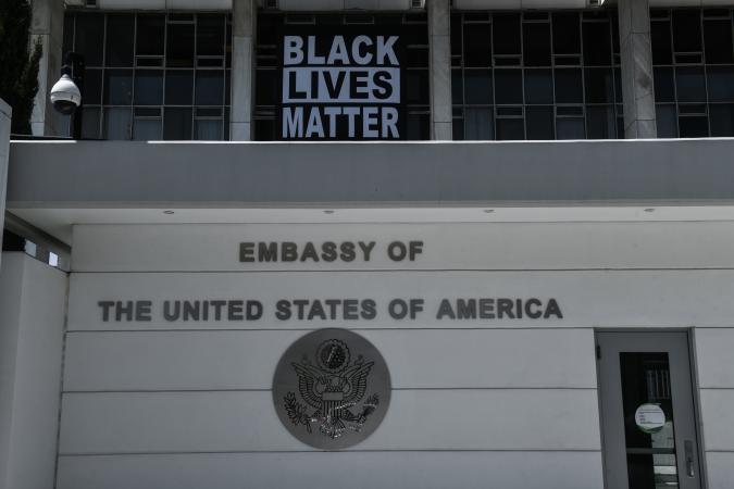 Πρεσβεία Αμερικής στην Αθήνα με πανό «Black Lives Matter»