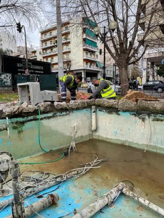 εργασίες σε συντριβάνι της Αθήνας