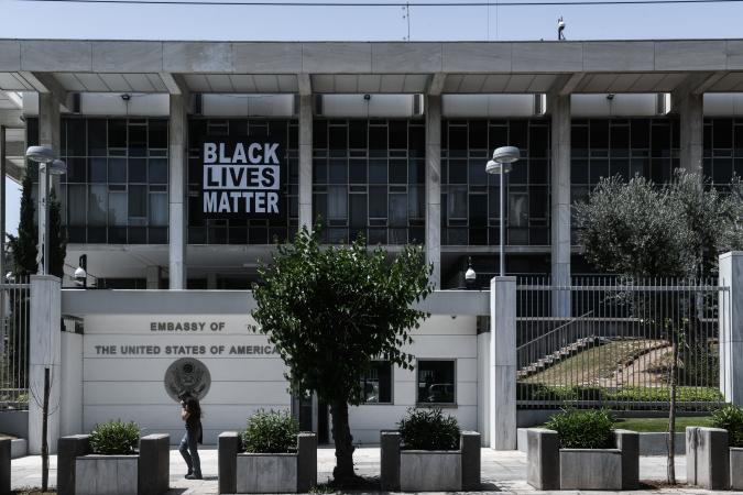 Πρεσβεία ΗΠΑ στην Αθήνα με πανό «Black Lives Matter»