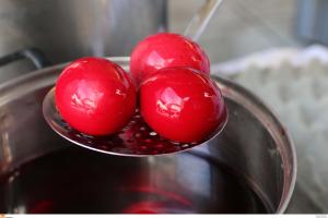 πασχαλινά αυγά βάψιμο