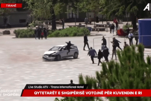 Άντρας πήδηξε μέσα σε αυτοκίνητο για να σταματήσει οδηγό