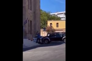 Αστυνομικός σπάει με βαριοπούλα όχημα