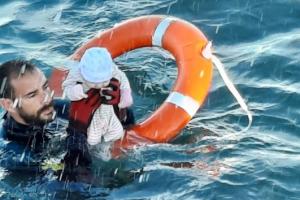 Αστυνομικός κρατά βρέφος 