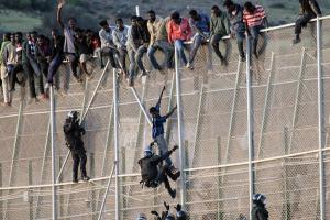 μετανάστες που σκαρφαλώνουν