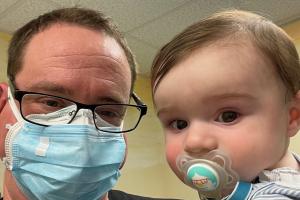 μωρό που εμβολιάστηκε πλήρως κατά της Covid-19