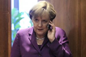 Η Μέρκελ απαντάει στο τηλέφωνο