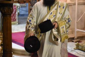 Ιερέας κρατάει καπέλο