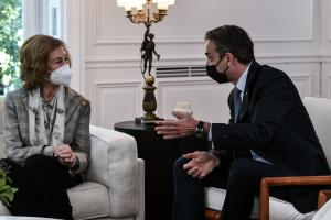 Βασίλισσα Σοφία και Κυριάκος Μητσοτάκης στον καναπέ