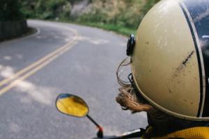 Οδηγός μοτοποδηλάτου με κράνος