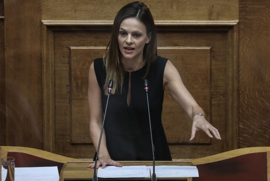 Η Έφη Αχτσιόγλου στη βουλή 