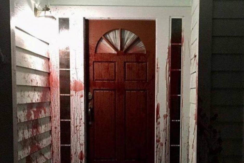 αίμα γουρουνιού σε πόρτα σπιτιού