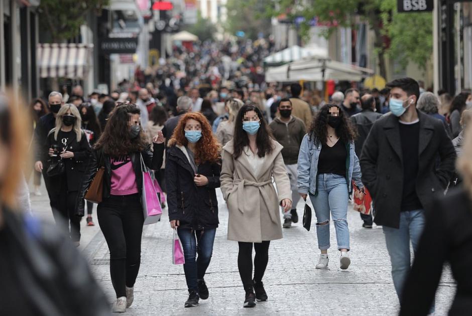 Πολίτες κάνουν τις αγορές τους στην Ερμού