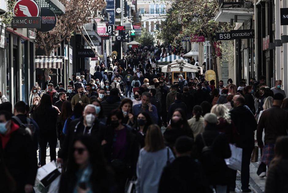 Πολίτες στα μαγαζιά της Ερμού