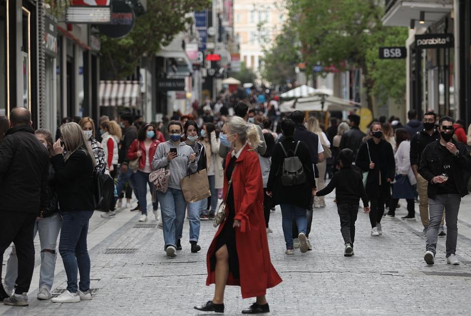 Πολίτες κάνουν τις αγορές τους στην Ερμού