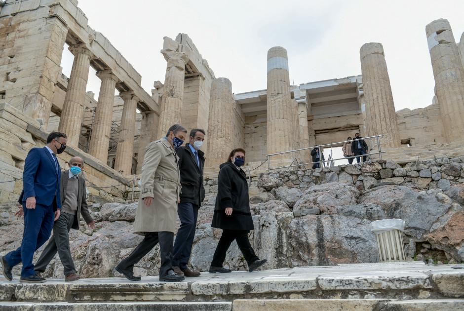 ο Κυριάκος Μητσοτάκης και η Λίνα Μενδώνη στην Ακρόπολη