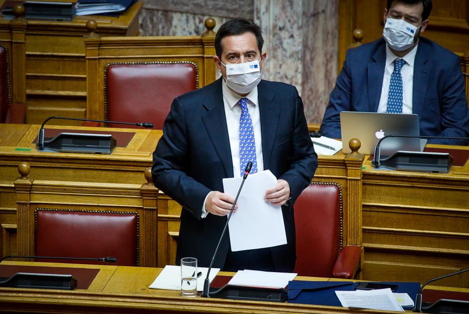 Ο υπουργός Νότης Μηταράκης στη Βουλή με μάσκα