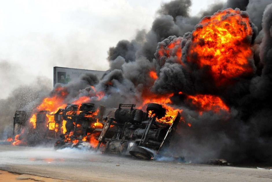 ανατροπή βυτιοφόρου οχήματος και φωτιά στη Νιγηρία