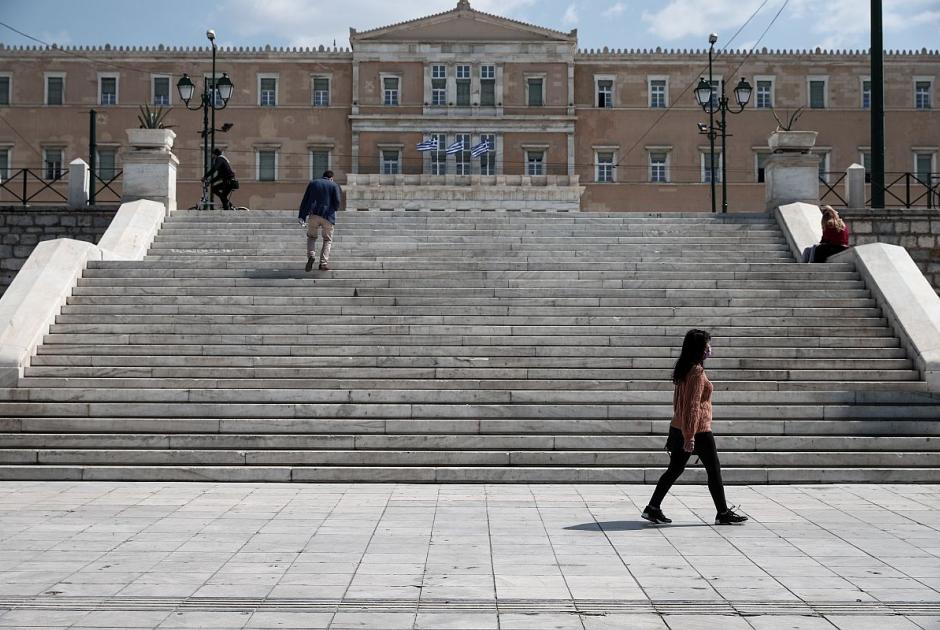 Πολίτες στην Αθήνα με μάσκα