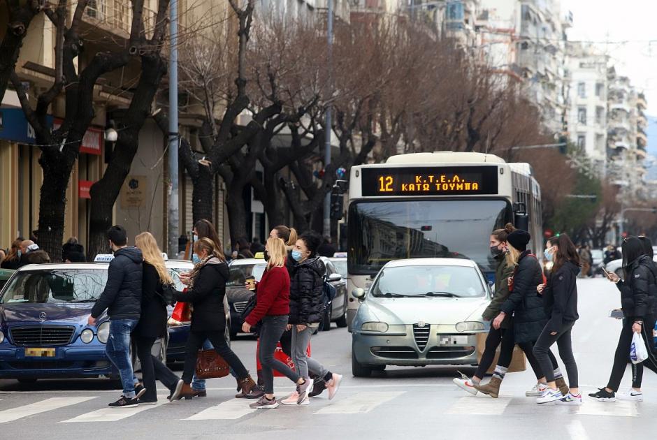 Πολίτες σε καταστήματα της Θεσσαλονίκης