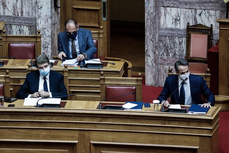 Κυριάκος Μητσοτάκης και Μιχάλης Χρυσοχοΐδης στη Βουλή