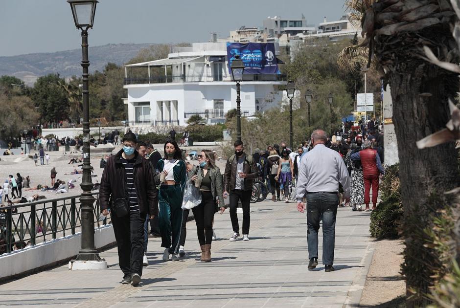 Άτομα με μάσκες στη Αθήνα