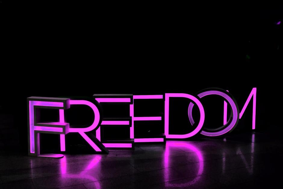 Freedom σε neon