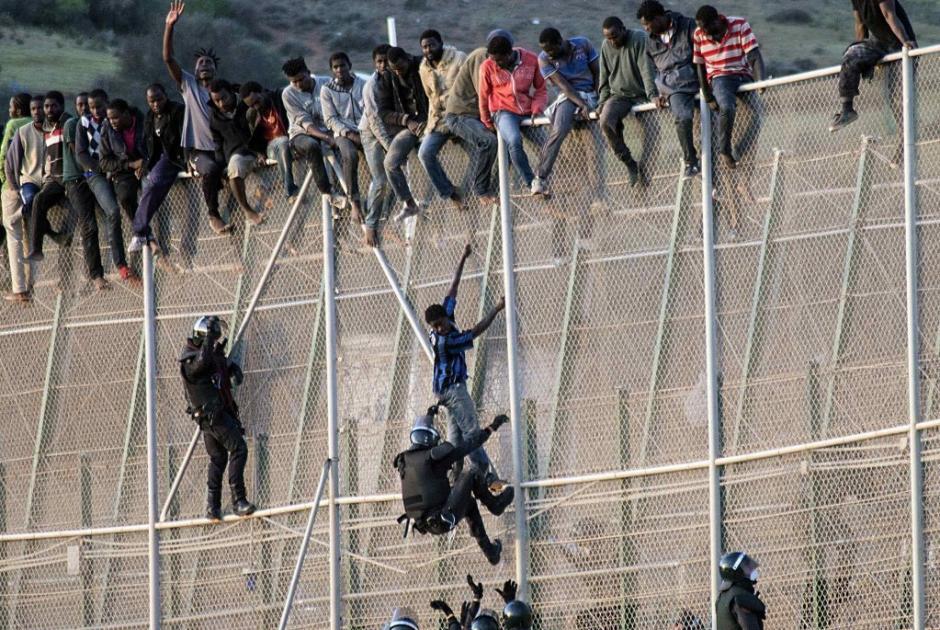 μετανάστες που σκαρφαλώνουν