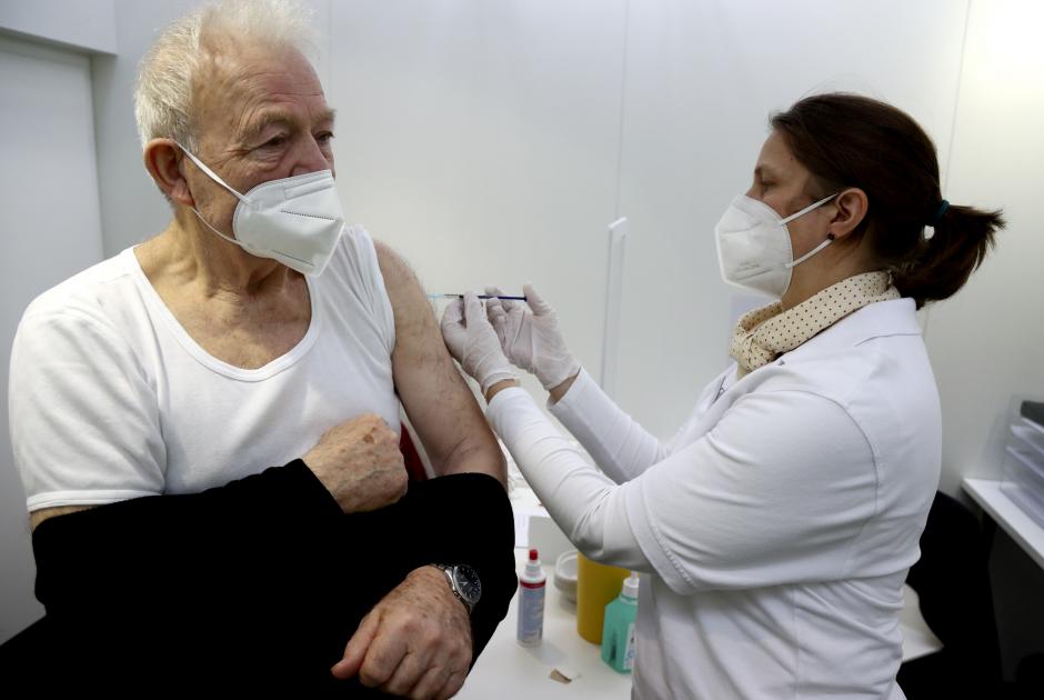 εμβολιασμός ηλικωμένου στην Γερμανία